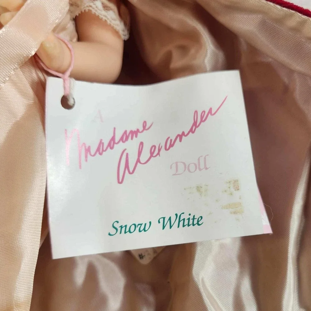 Madame Alexander Snow White‎ Doll Red Cape Gold Dress
